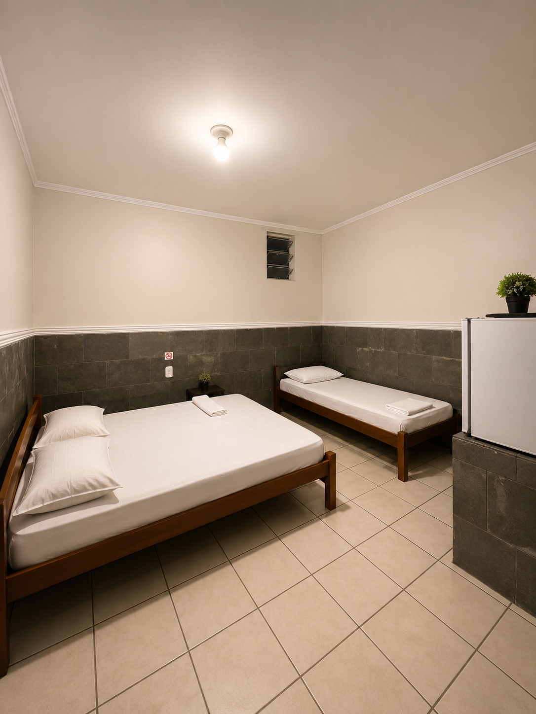Quarto de casal com decoração rústica e confortável